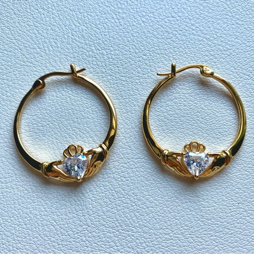 Elegant Gold Hoop Earrings with Heart Detail E002